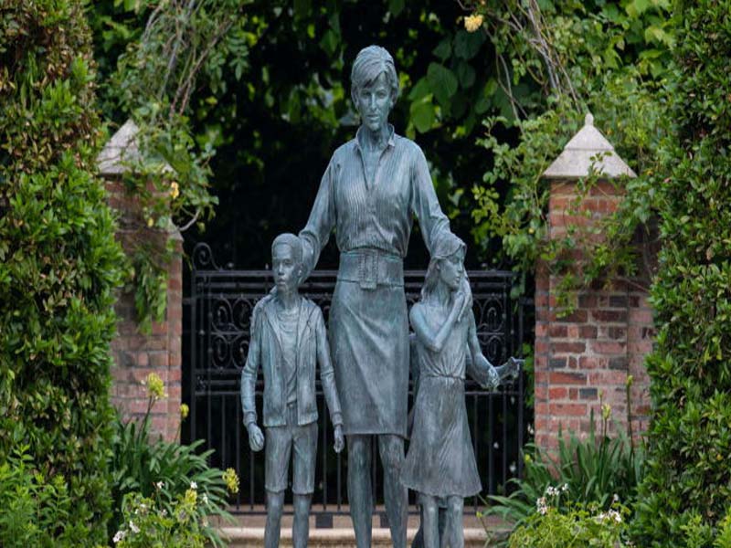 Statue of Princess Diana unveiled at Kensington Palace by sons on 60th